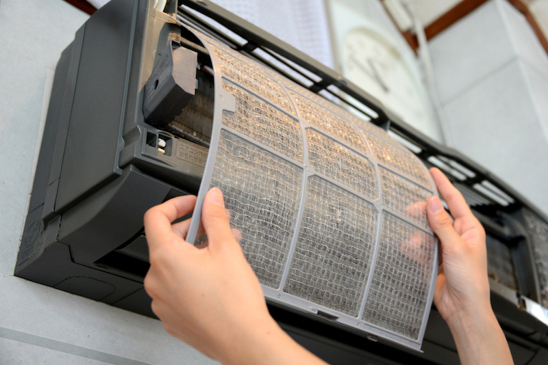 エアコンのフィルターを取り外す様子